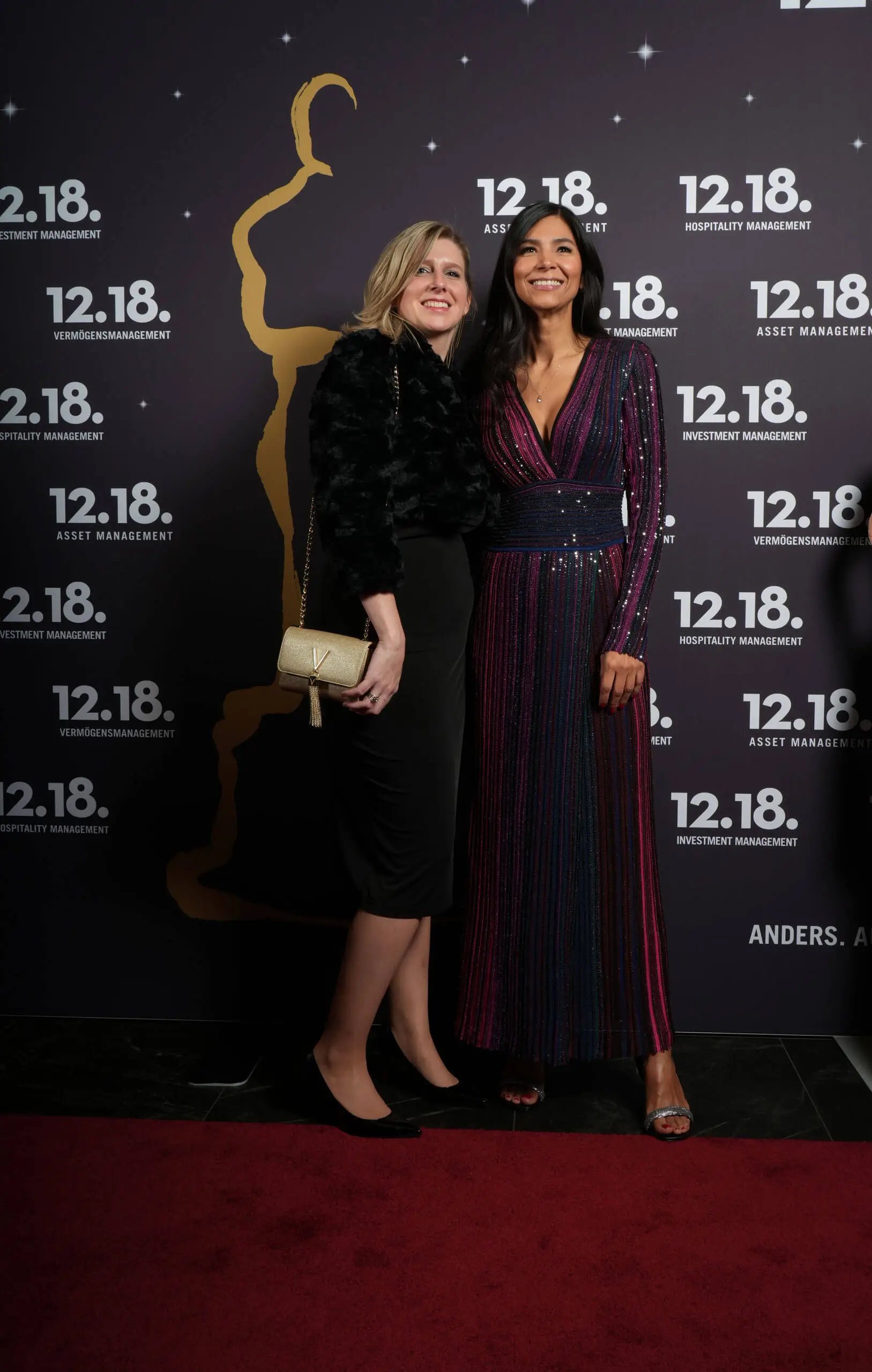 Zwei Frauen in eleganten Outfits vor einem glitzernden Event-Hintergrund mit Themen der Gastfreundschaft und Investment-Management.