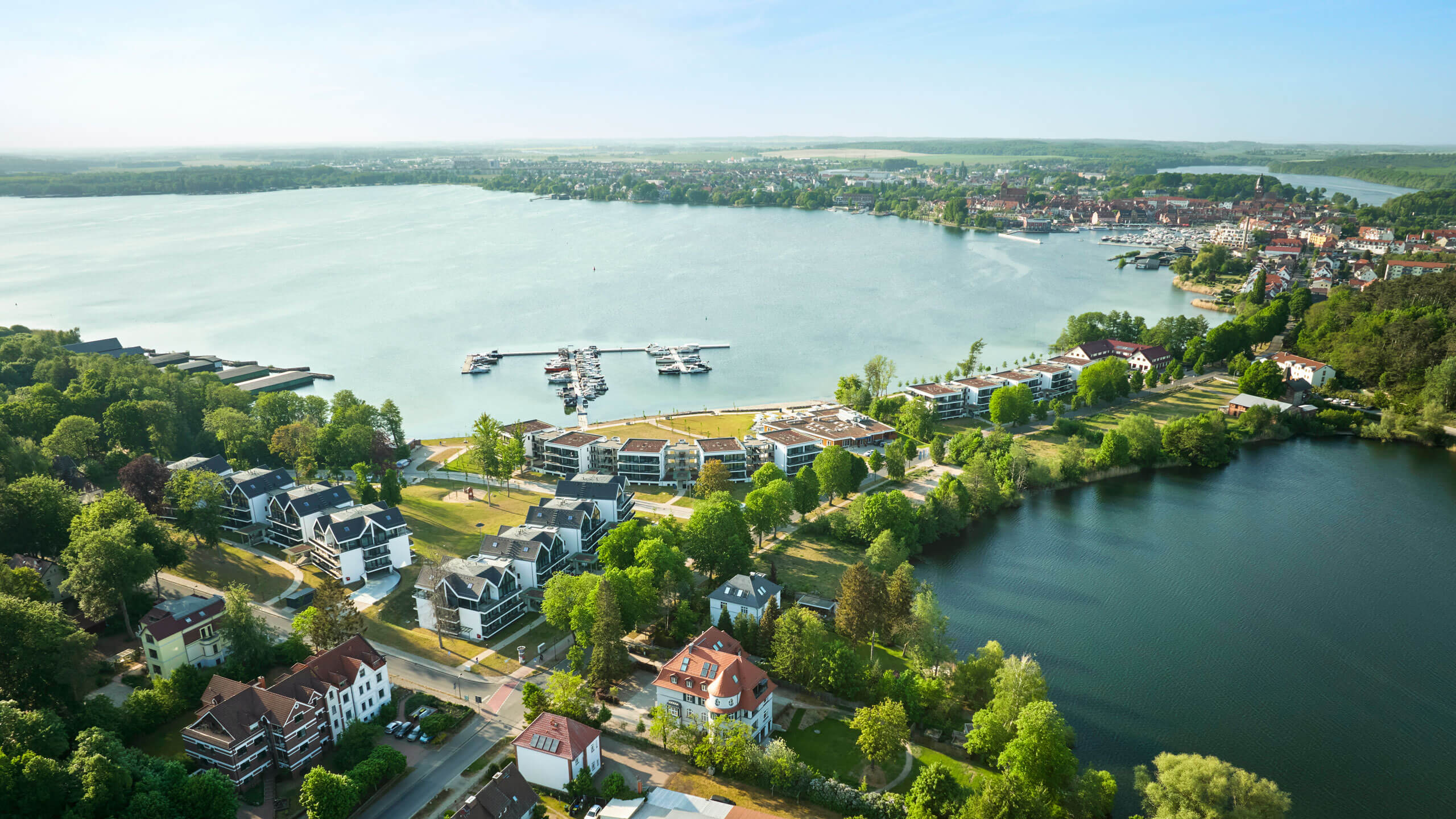 Ein Gewässer mit Gebäuden und Booten im Zusammenhang mit 12.18. Investment Management GmbH