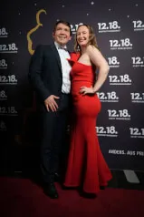 Ein Mann und eine Frau posieren in festlicher Kleidung und lächeln auf ihren Gesichtern, verbunden mit 12. 18. Investment Management GmbH.
