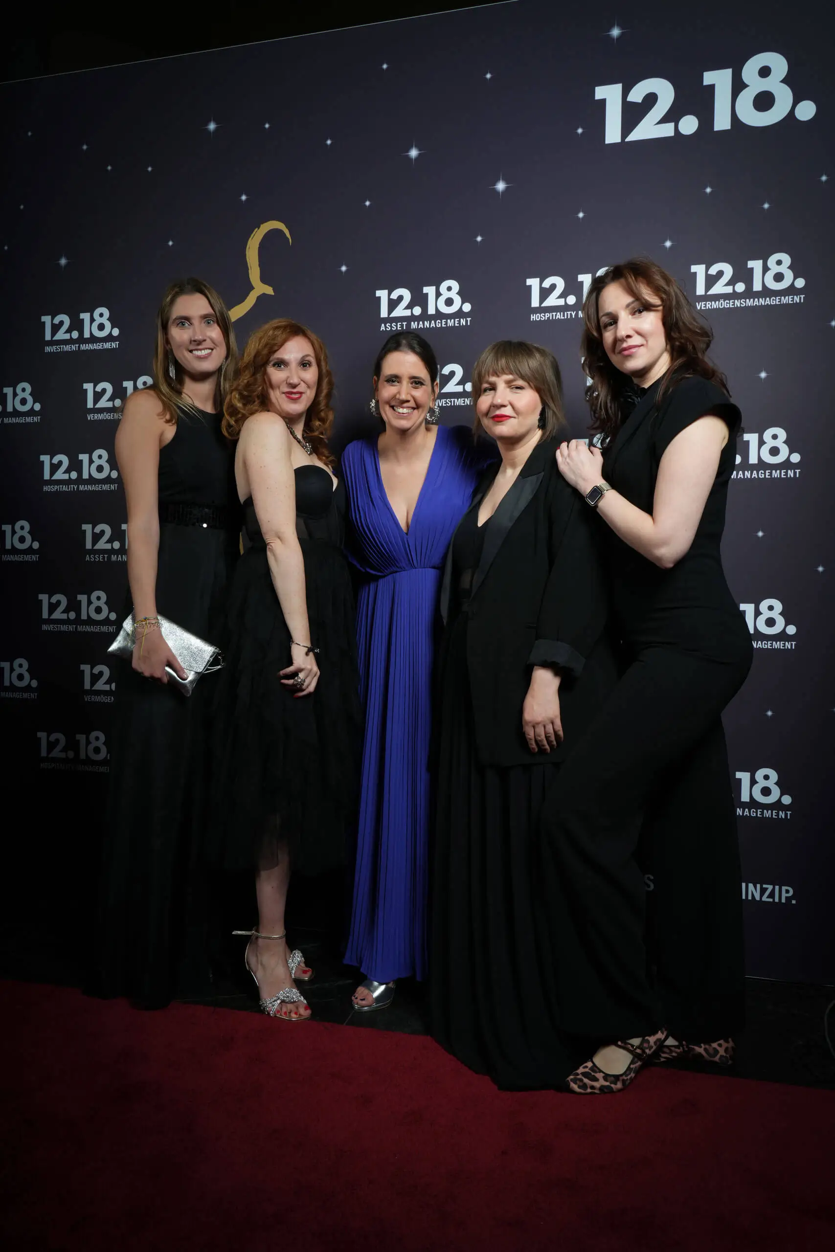 Fünf Frauen in eleganten Kleidern bei der Veranstaltung von 12.18 Asset Management.