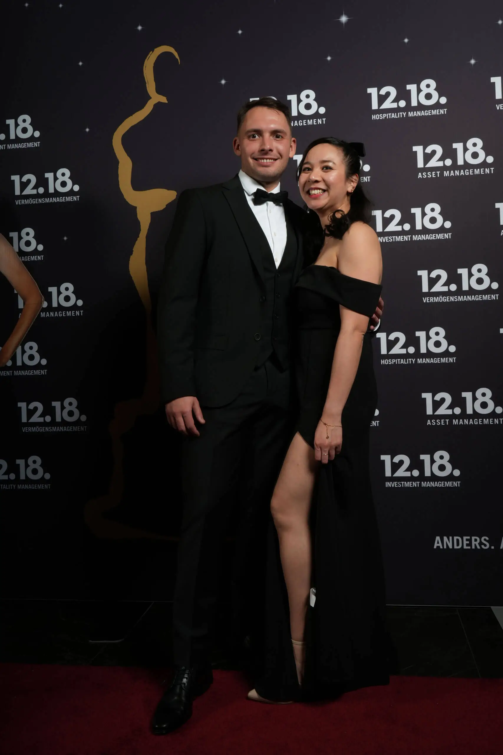 Ein elegantes Paar bei einer formellen Veranstaltung, das seine stilvollen Outfits zeigt.