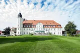 Historisches Gebäude mit Garten, das die Wertschöpfungskette touristischer Immobilien bedient.