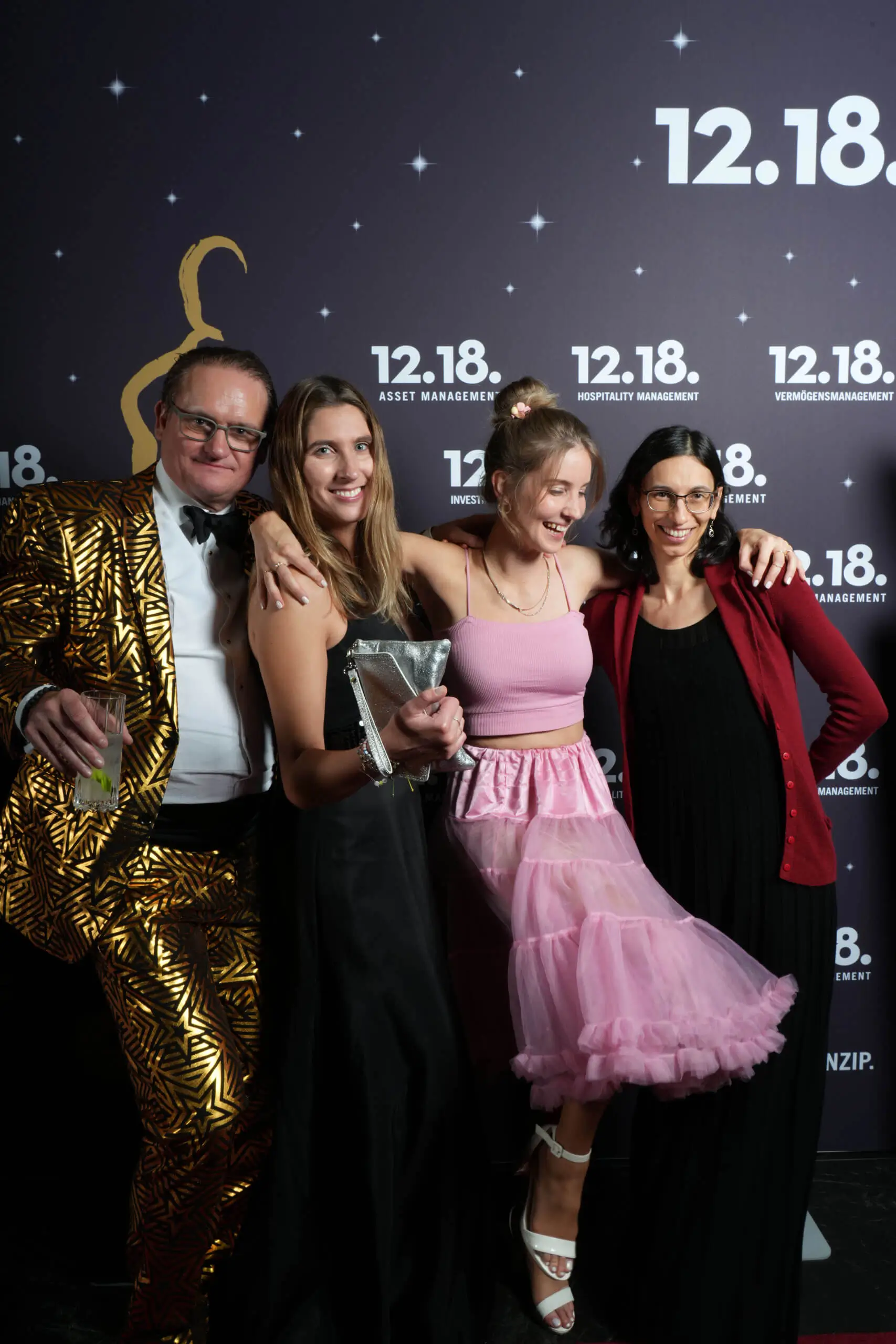 Gäste feiern bei einem festlichen Ereignis und zeigen Freude und Eleganz.
