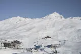 Ein Skilift am Berg im Schnee, Teil der touristischen Infrastruktur.