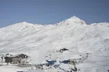Ski-Lift auf einem verschneiten Berg - Symbol für mutige Investments in der Natur