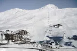 Skilift fährt einen schneebedeckten Berg hoch bei der Schischule Hochgut, Gruss Fat, Rosse Karbahn