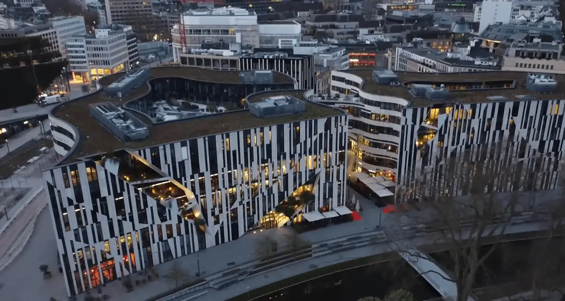 Moderne Architektur des 12.18 Vermögensmanagement Gebäudes im Stadtbild.