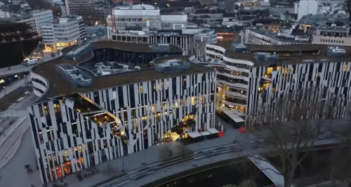 Moderne Architektur von 12.18 Vermögensmanagement in einem beeindruckenden Stadtbild.