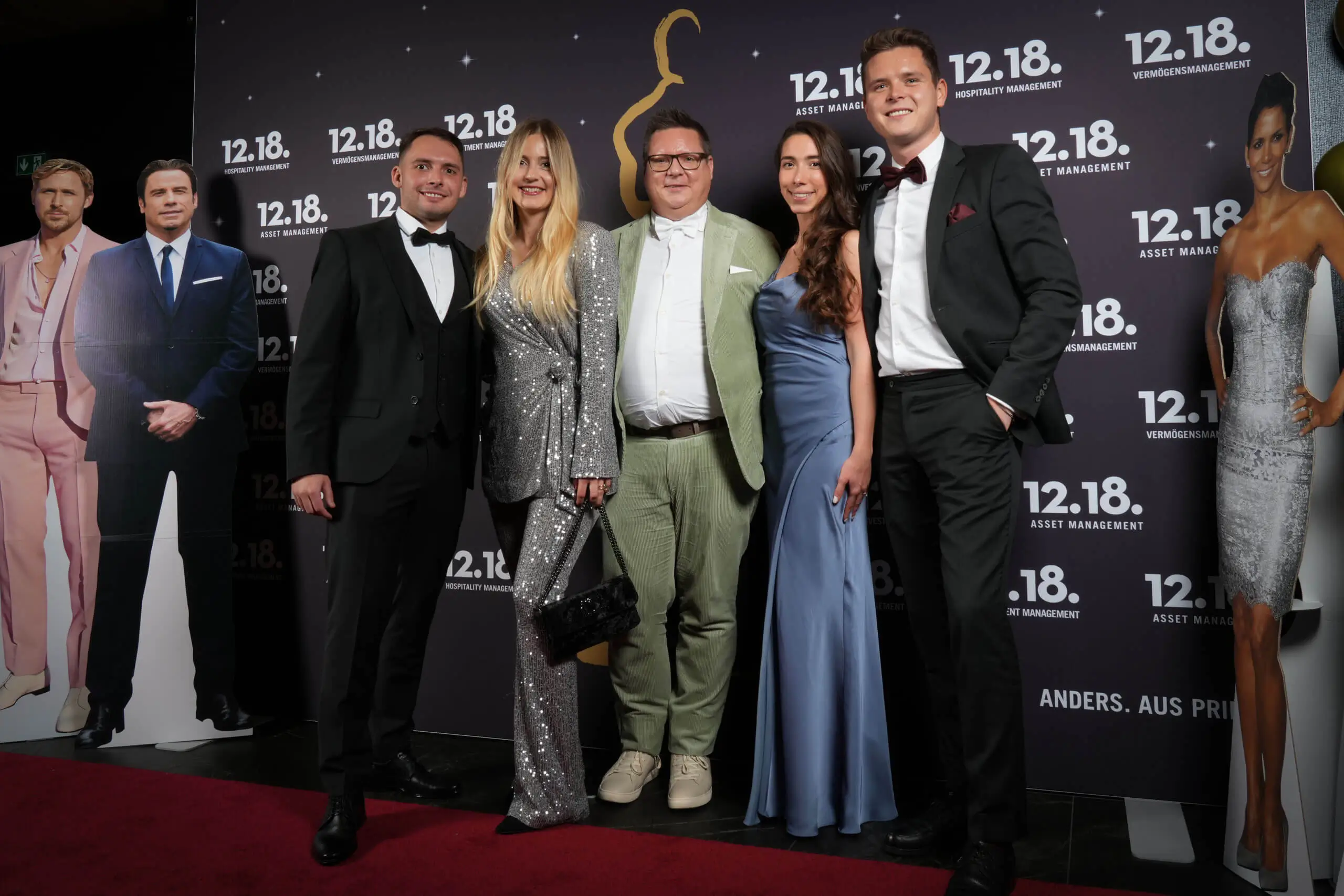 Eine glamouröse Gruppe posiert bei einem Event und zeigt Stil und Eleganz.