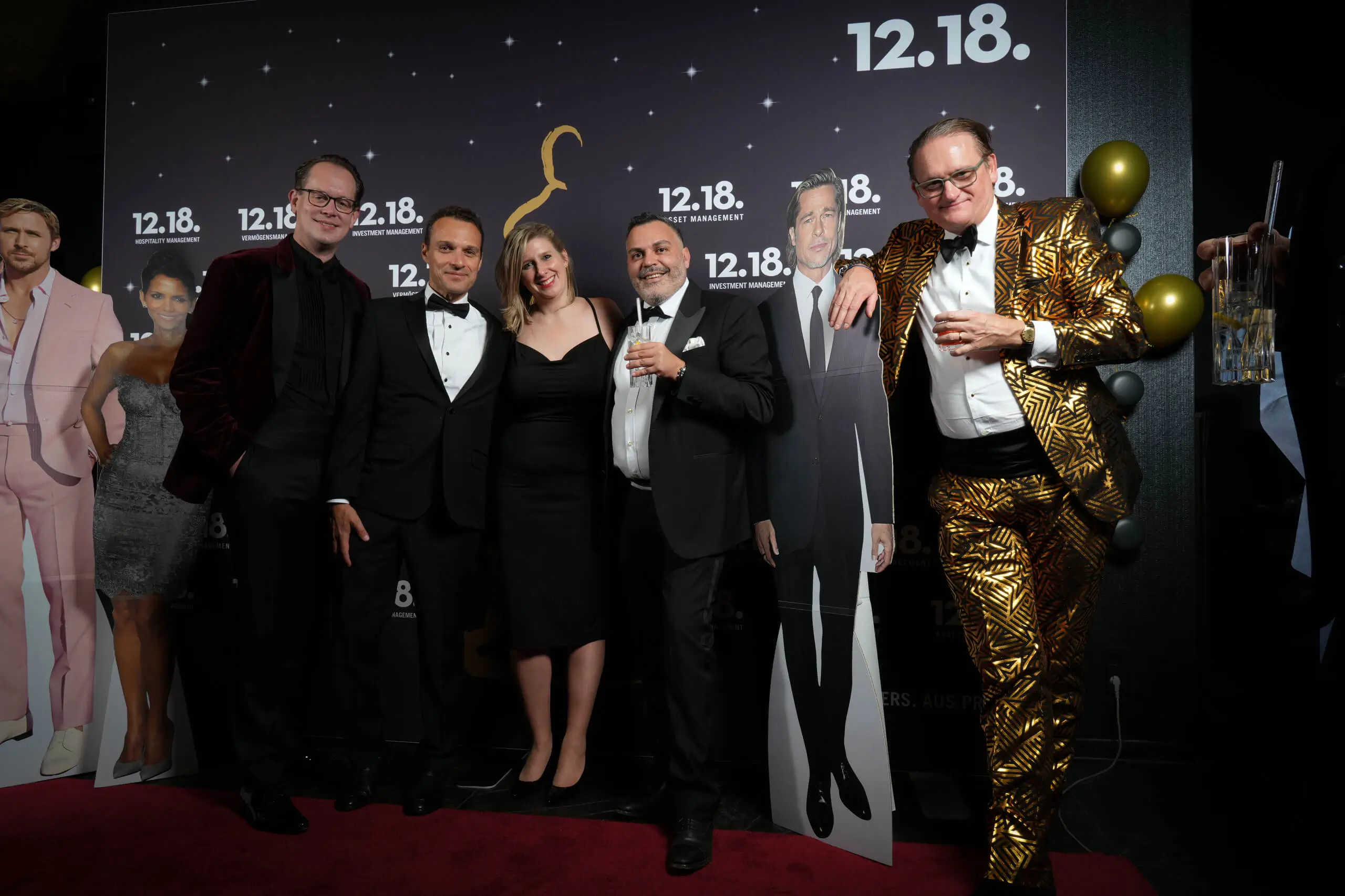 Elegante Versammlung mit Menschen in formeller Kleidung neben Promi-Schnitten.
