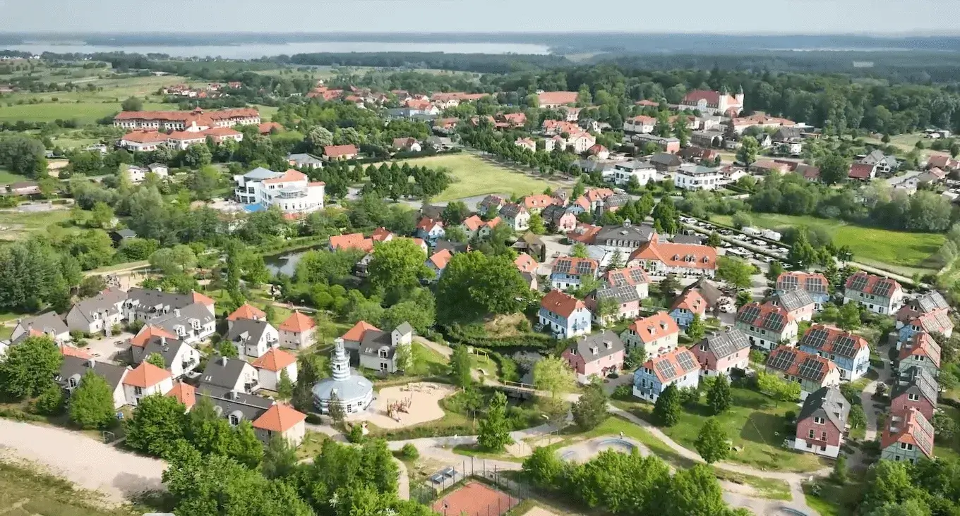 Luftaufnahme des BEECH Resorts Fleesensee mit malerischen Landschaften und Wohngebäuden.