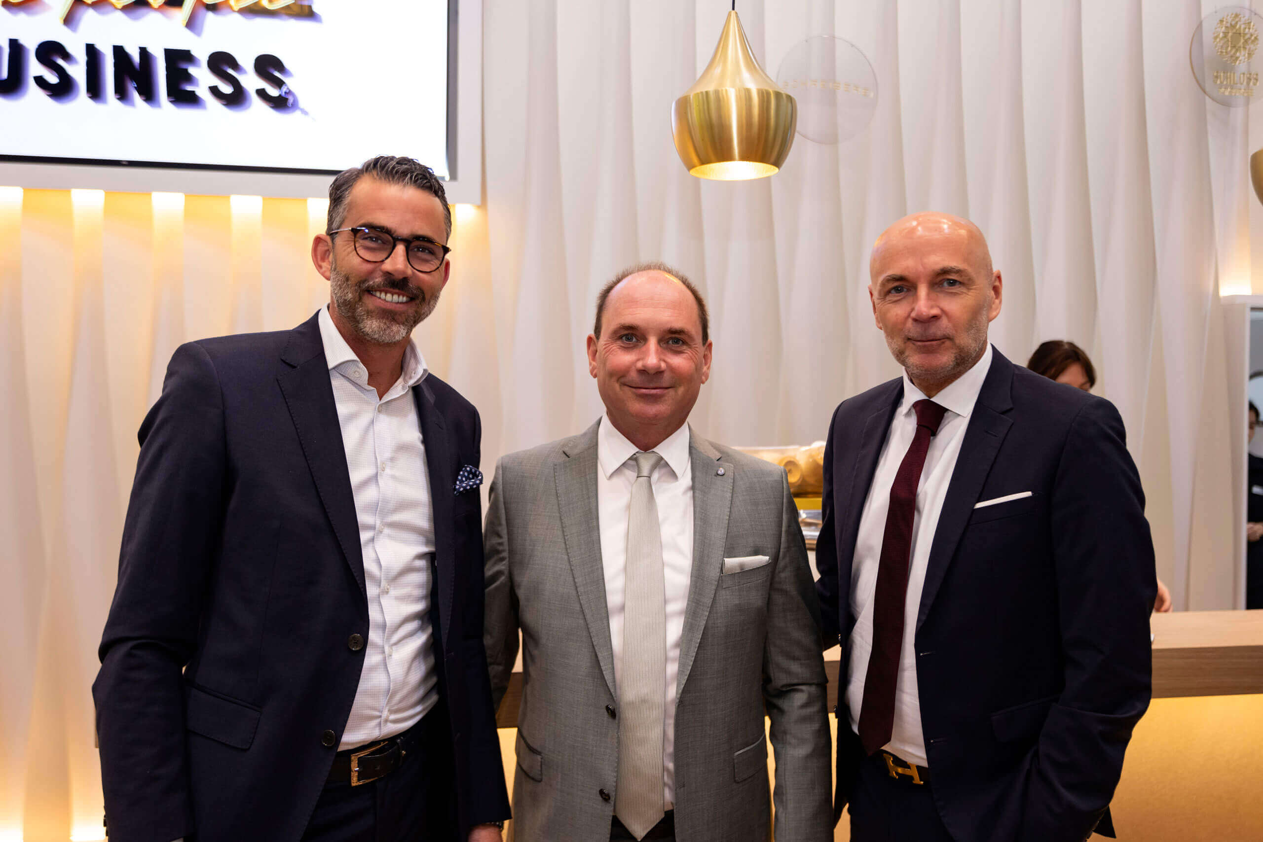 Eine Gruppe Männer in Anzügen bei 12. 18. Investment Management GmbH