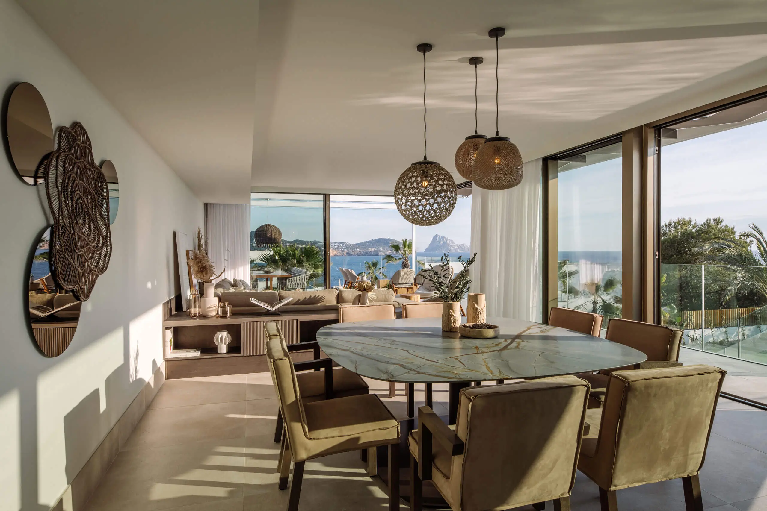 Eleganter Essbereich mit Marmortisch und Meerblick.
