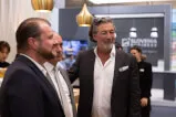 Gruppe von Männern in Anzügen lächelt indoor, mögliche Geschäftssituation