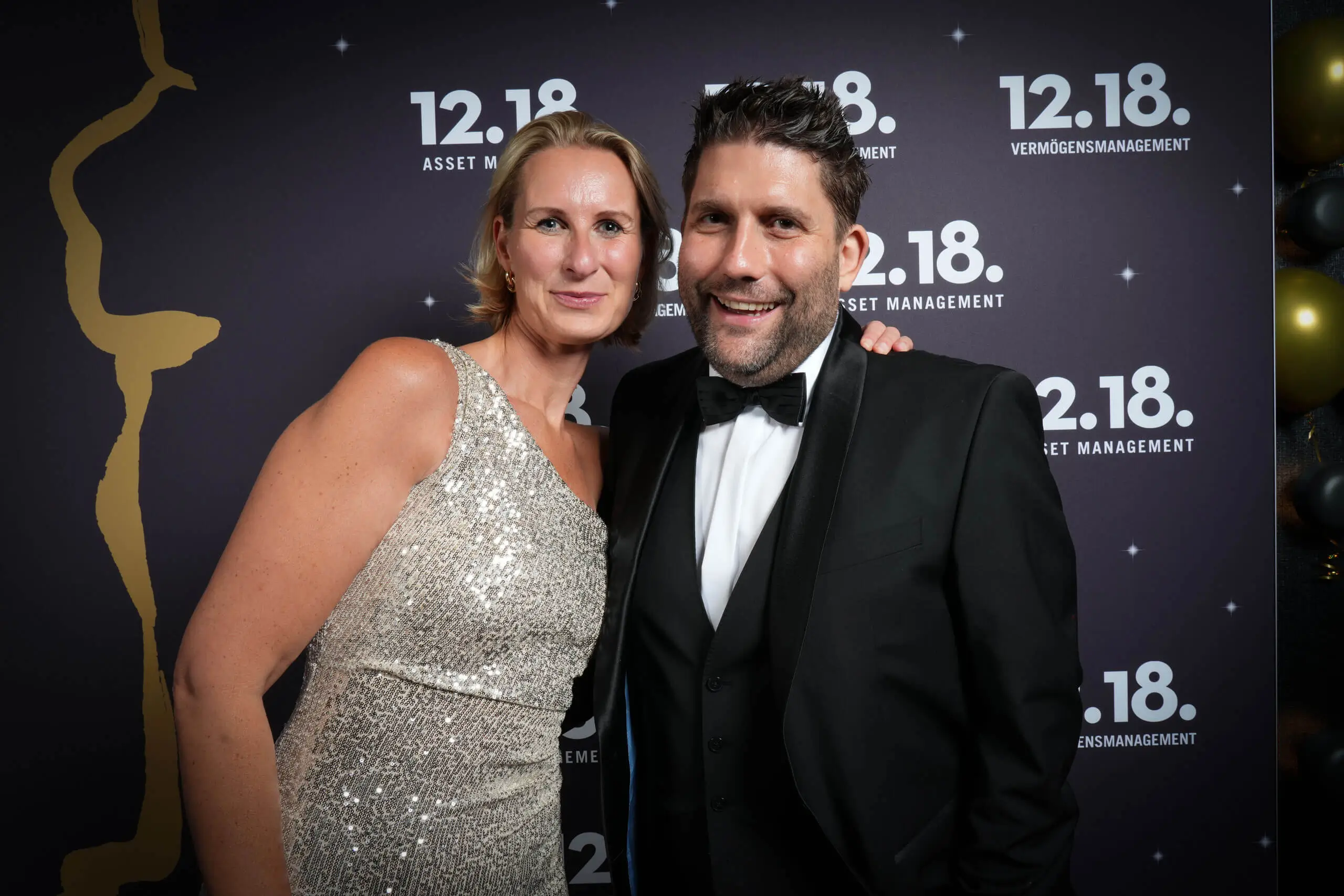 Zwei stilvolle Personen bei einer formellen Veranstaltung, die Eleganz und Charme ausstrahlen.