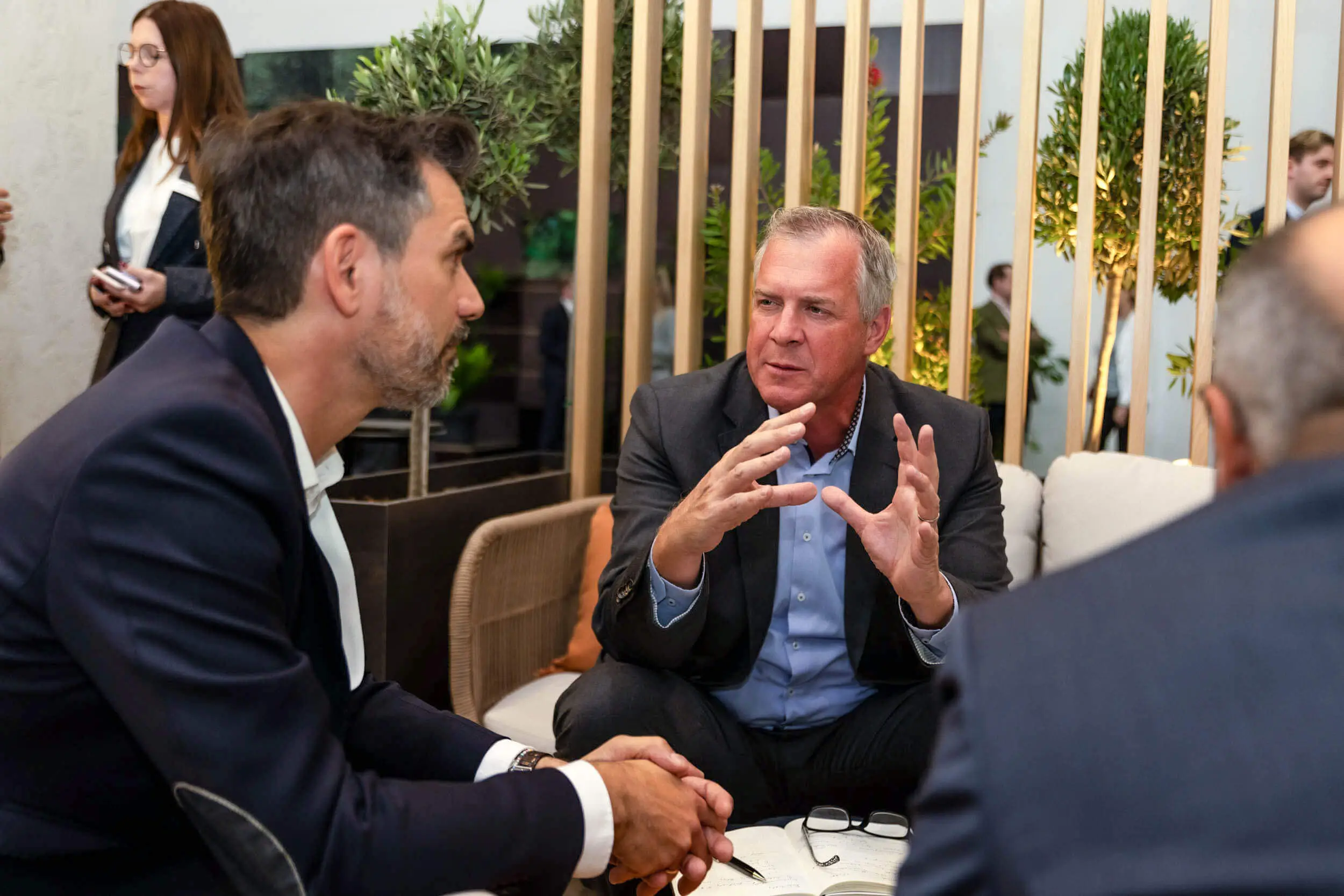 Geschäftsprofis besprechen ein Projekt in einer modernen Lounge.