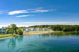 Moderne Ferienwohnungen am See mit einem Blick auf die Natur.