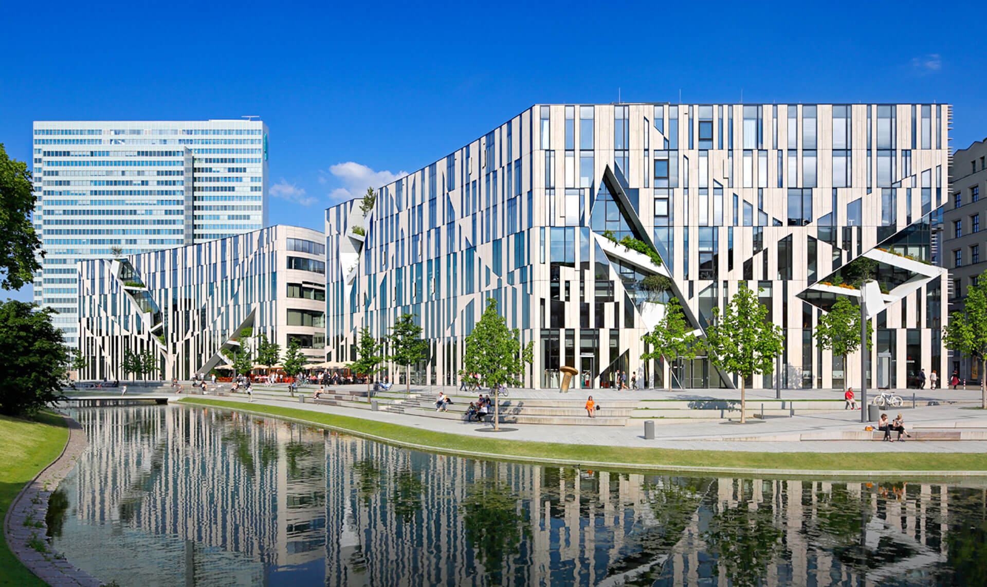 Ein Gebäude mit einem Gewässer in Düsseldorf, dem Unternehmenssitz der 12.18. Investment Manageme