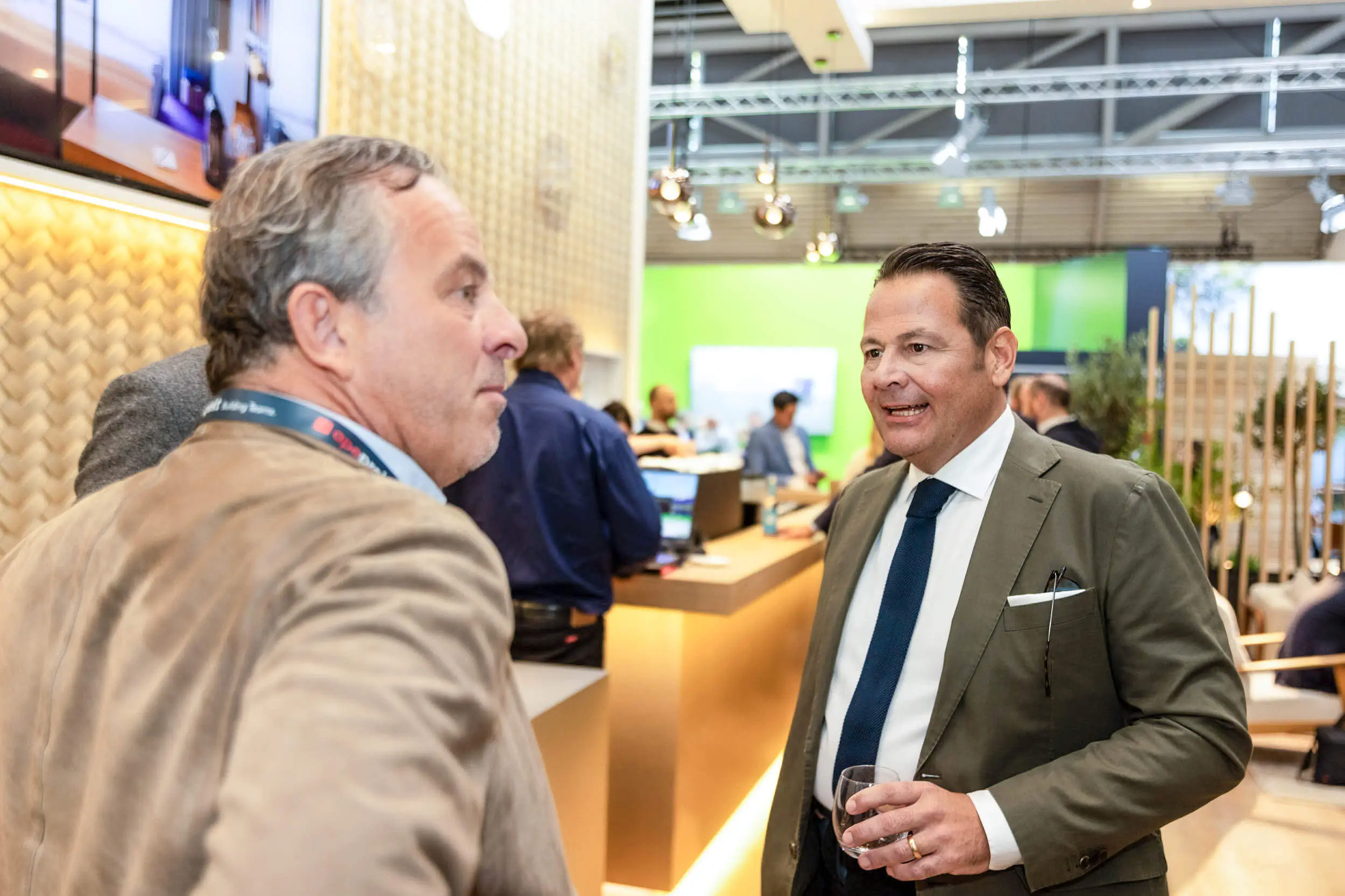 Zwei Geschäftsleute führen ein Gespräch bei einer Networking-Veranstaltung.
