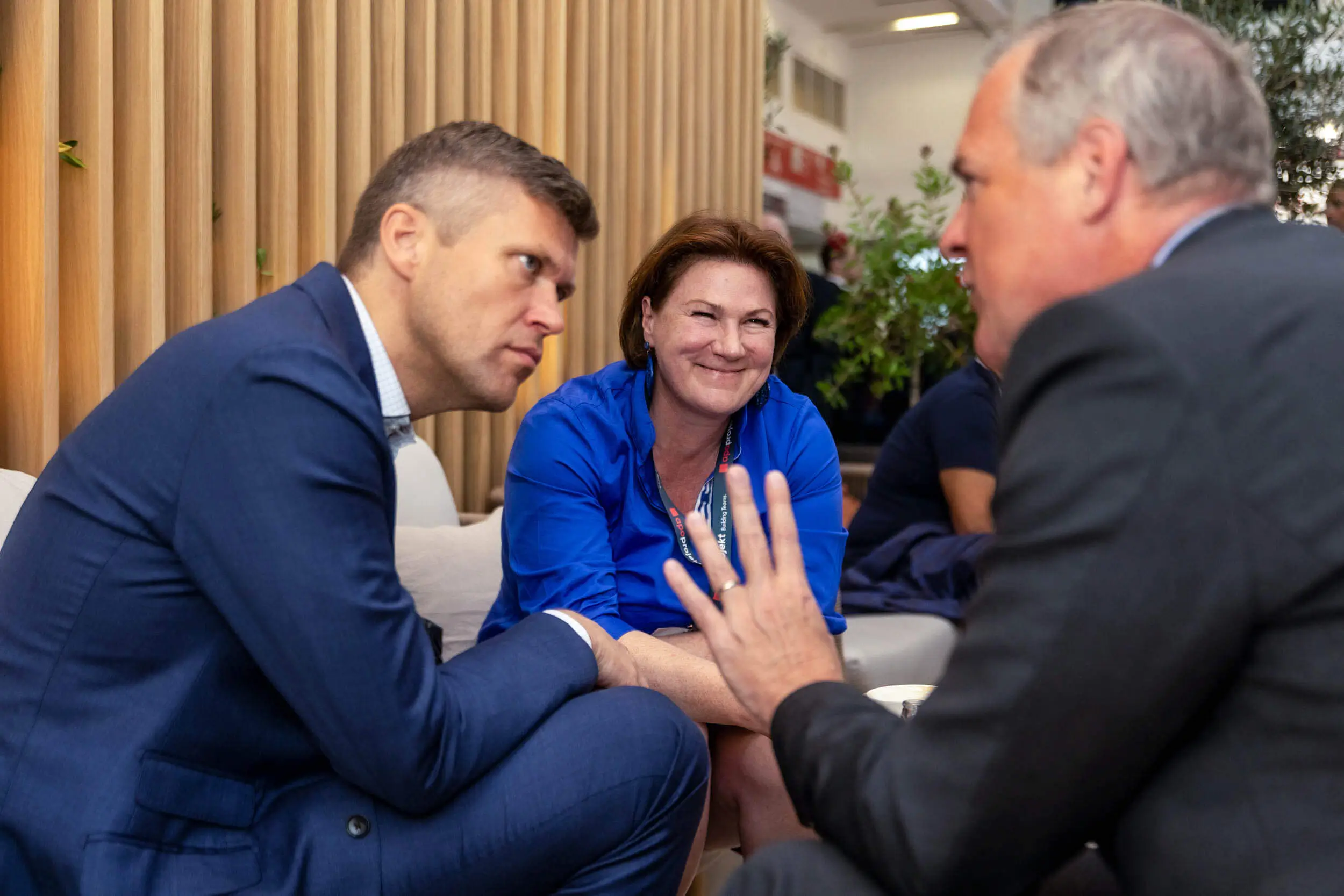 Geschäftsprofis im Gespräch in einer Expo-Lounge.