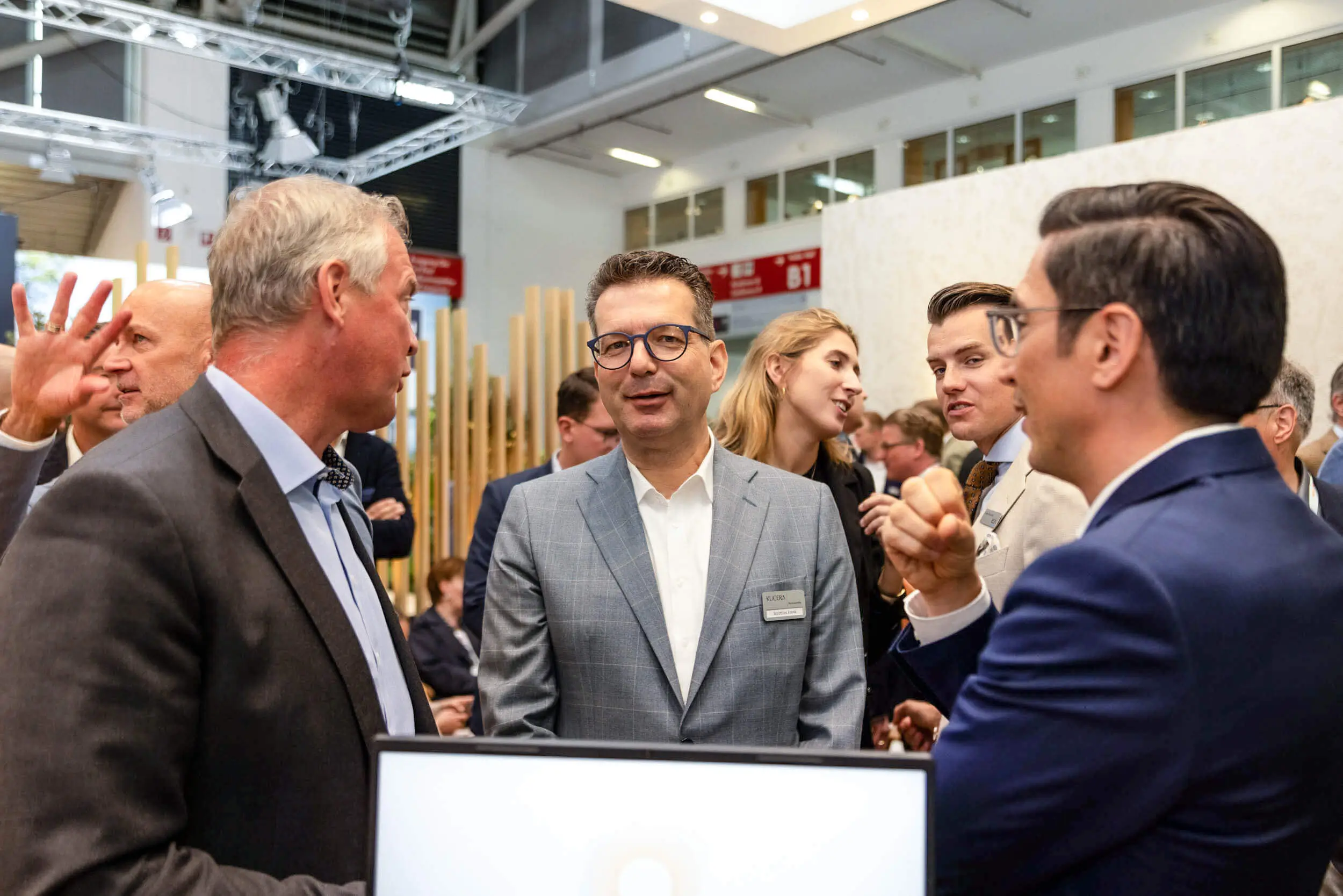 Geschäftsleute unterhalten sich auf einer Messe oder Networking-Veranstaltung.