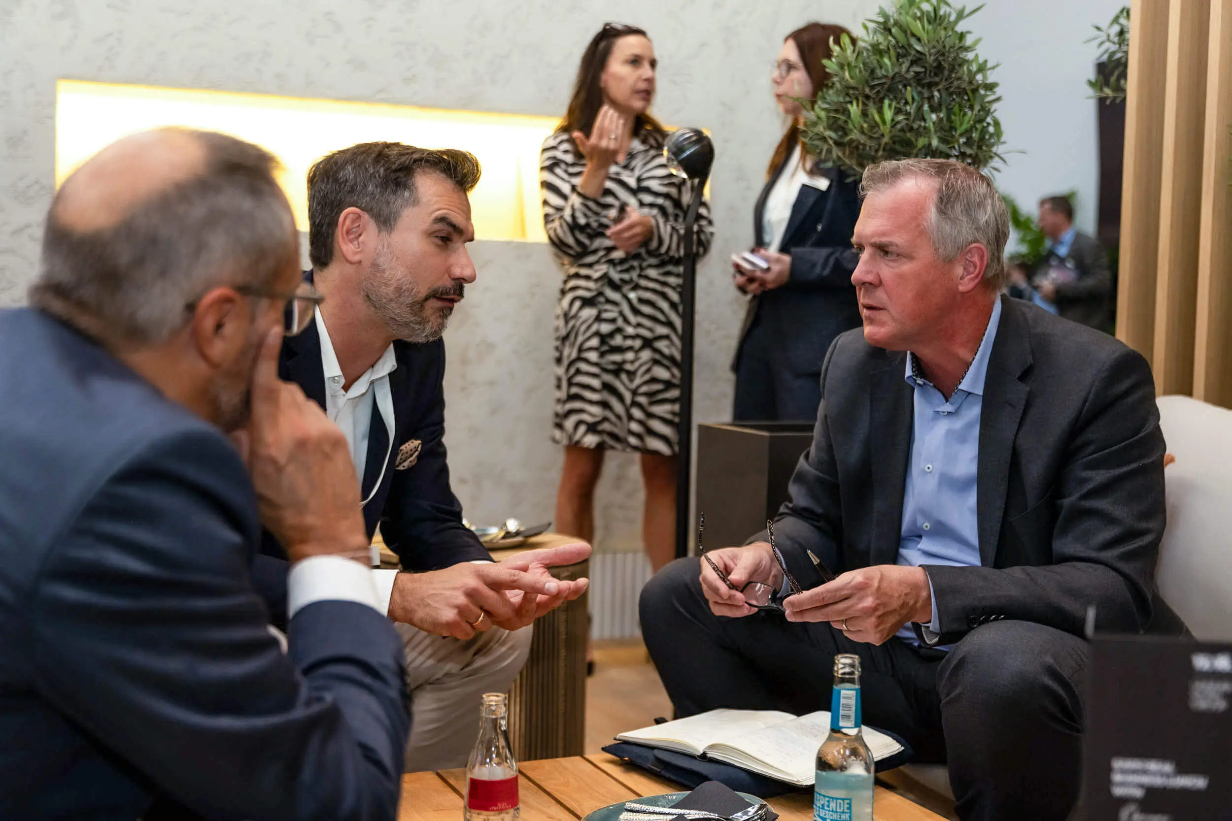 Geschäftsprofis diskutieren Ideen bei einer Networking-Veranstaltung.