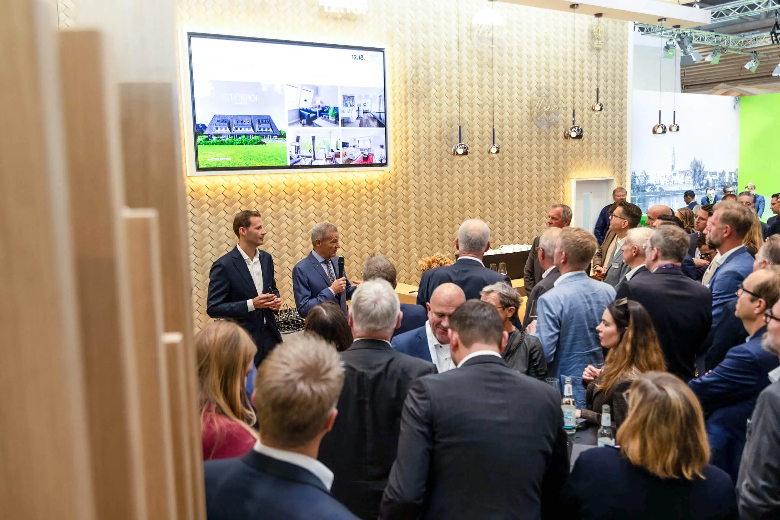 Ein Publikum hört einer Präsentation auf einer Messe oder Konferenz zu.
