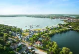 Vogelperspektive des Maremüritz Yachthafen Resorts mit ruhigem Wasser, Booten und Gebäuden
