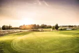 Golfplatz bei Sonnenuntergang, ideal für touristische Immobilien.