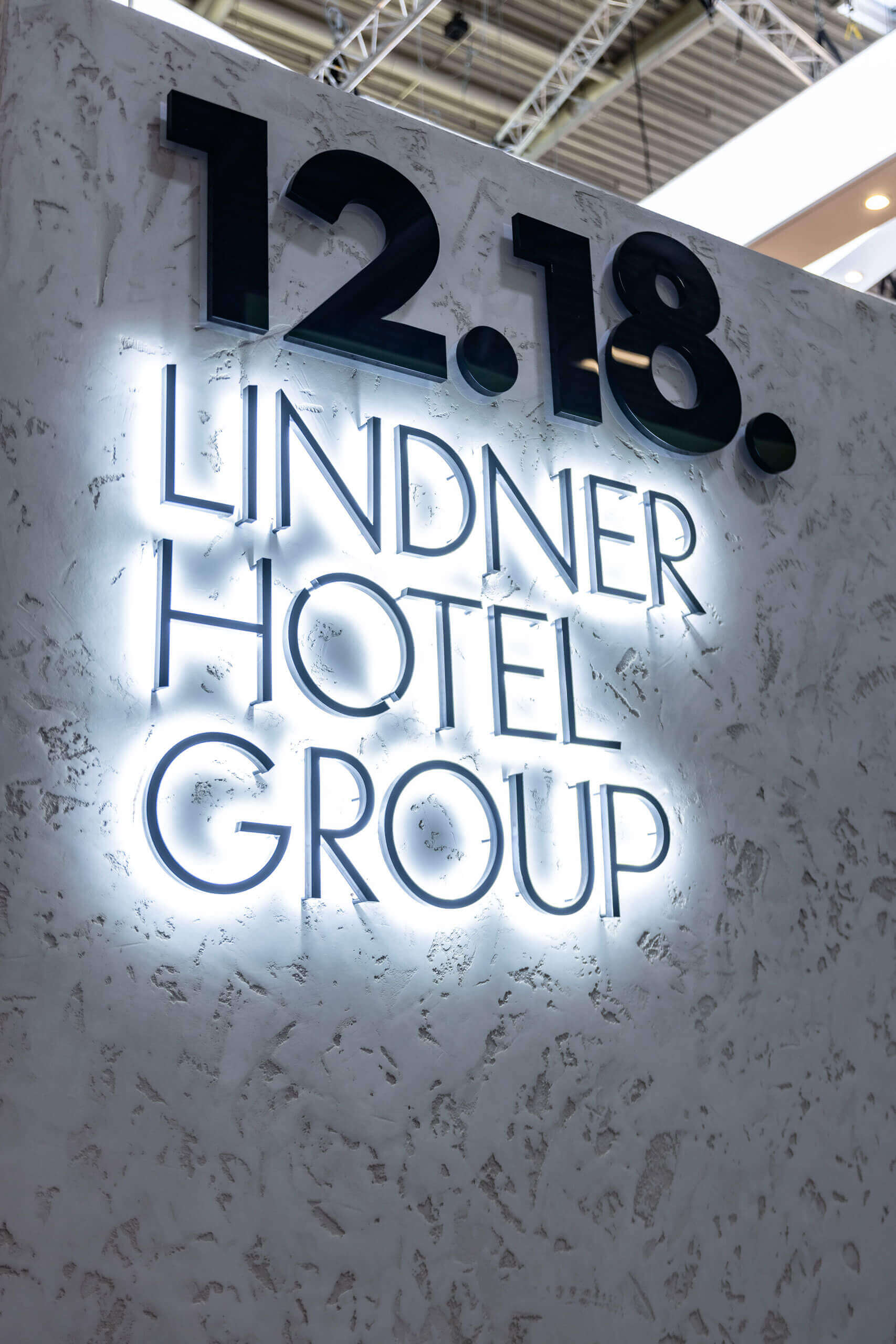 Ein Schild an einer Wand mit dem Text 12.18 LINDNER OTEL GROUP
