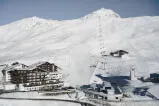Ein Skilift bringt Skifahrer den verschneiten Berg hang hinauf