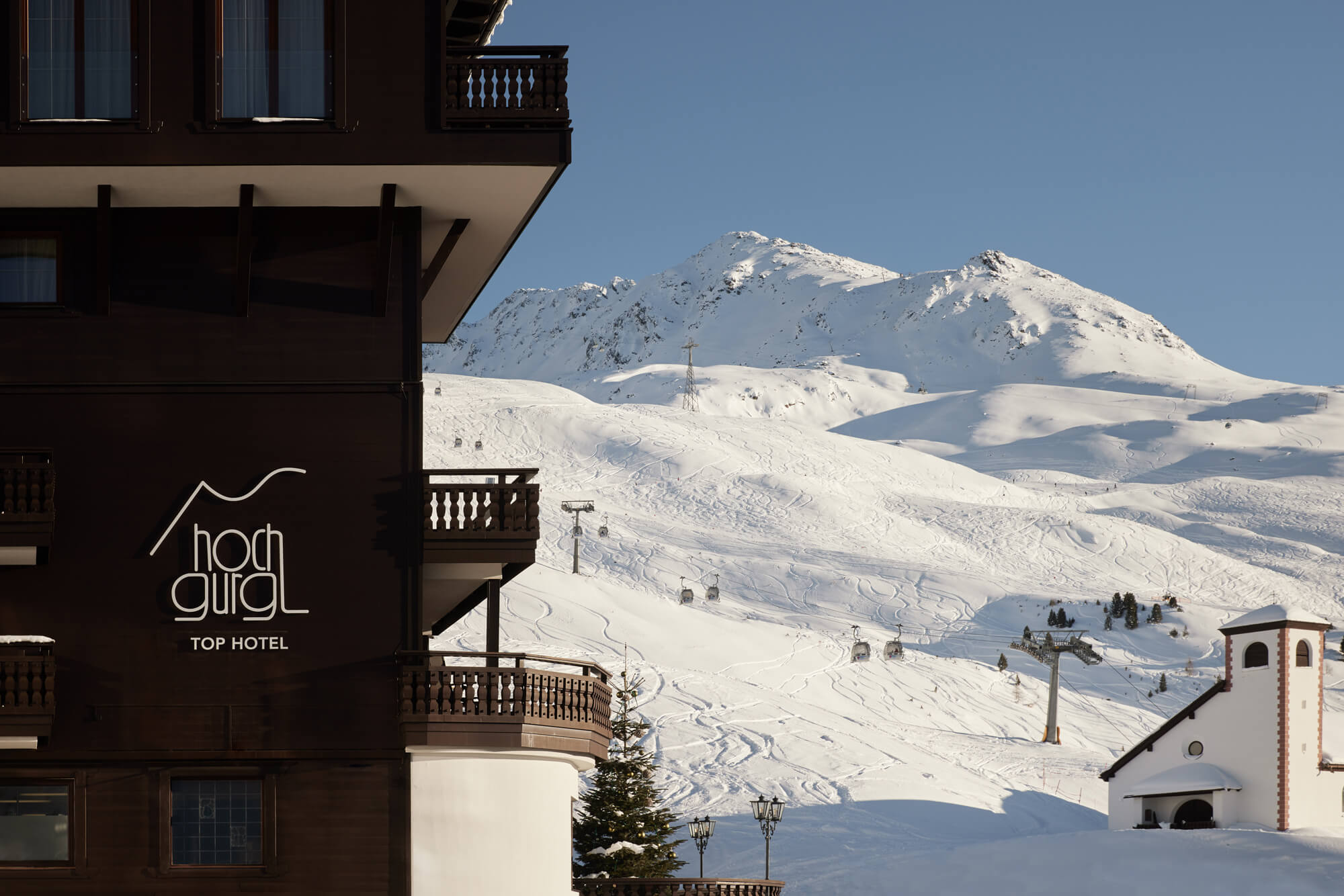 Ein Gebäude mit einem Skilift und schneebedeckten Bergen