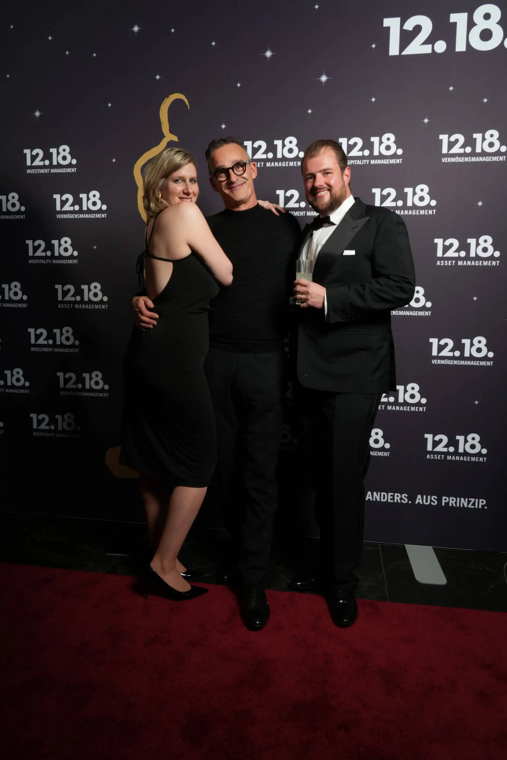 Teilnehmer der 12.18 Asset Management Gala posieren elegant.