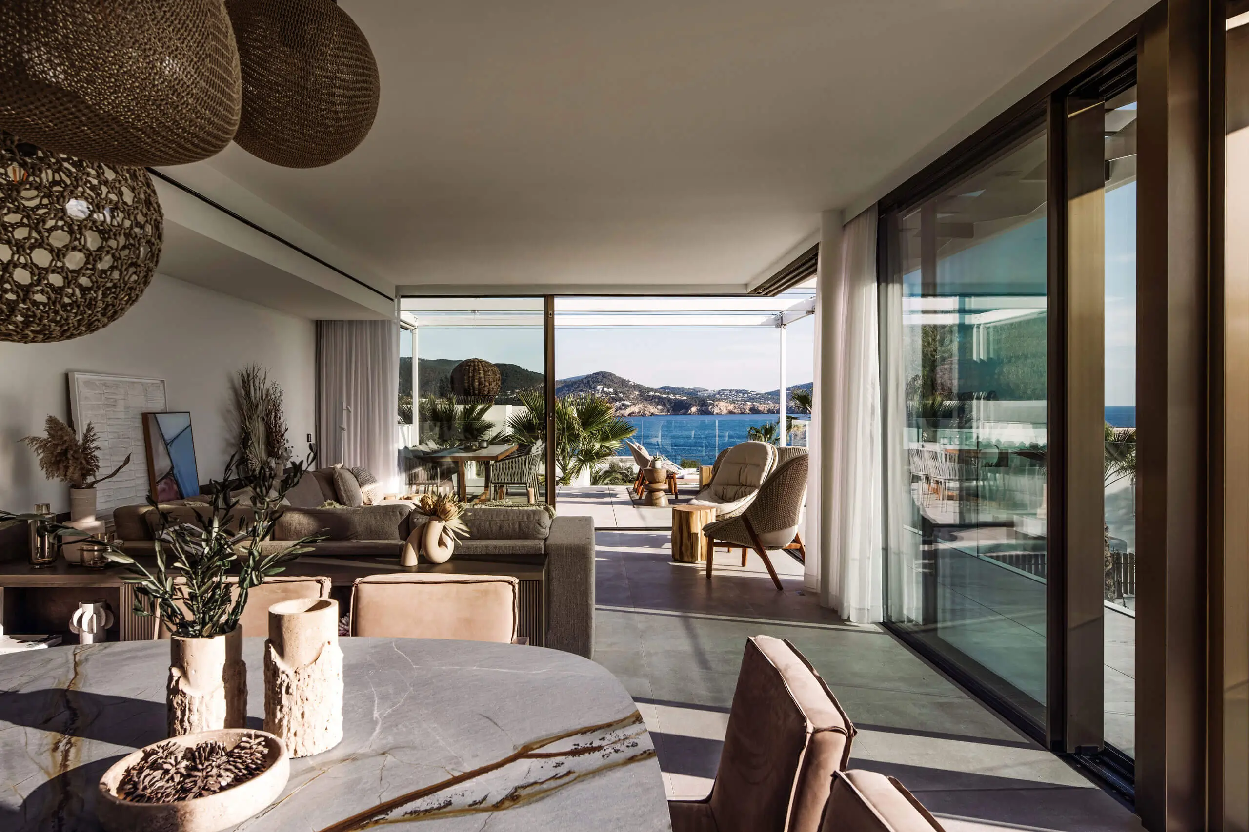 Modernes Wohnzimmer mit Meerblick, ausgestattet mit stilvollen Möbeln und dekorativen Elementen.