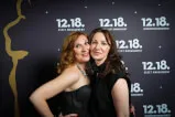 Zwei Frauen posieren für ein Foto auf der 12.18. Investment Management GmbH Website.