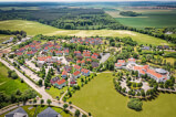Luftaufnahme einer Stadt mit grüner Landschaft, die das Potenzial für traumhafte Ferien und Investmentmöglichkeiten zeigt