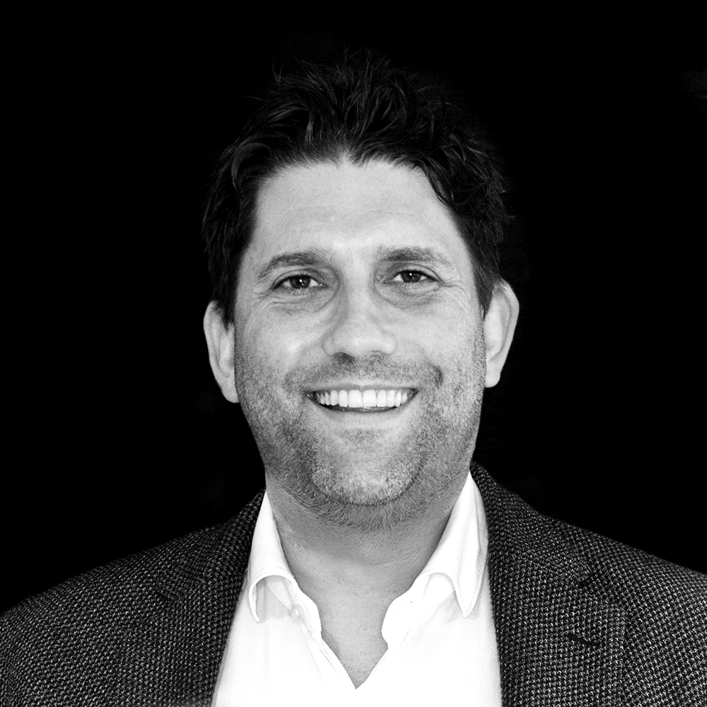 Ein Mann lächelt für ein Bild, aufgenommen von 12. 18. Investment Management GmbH