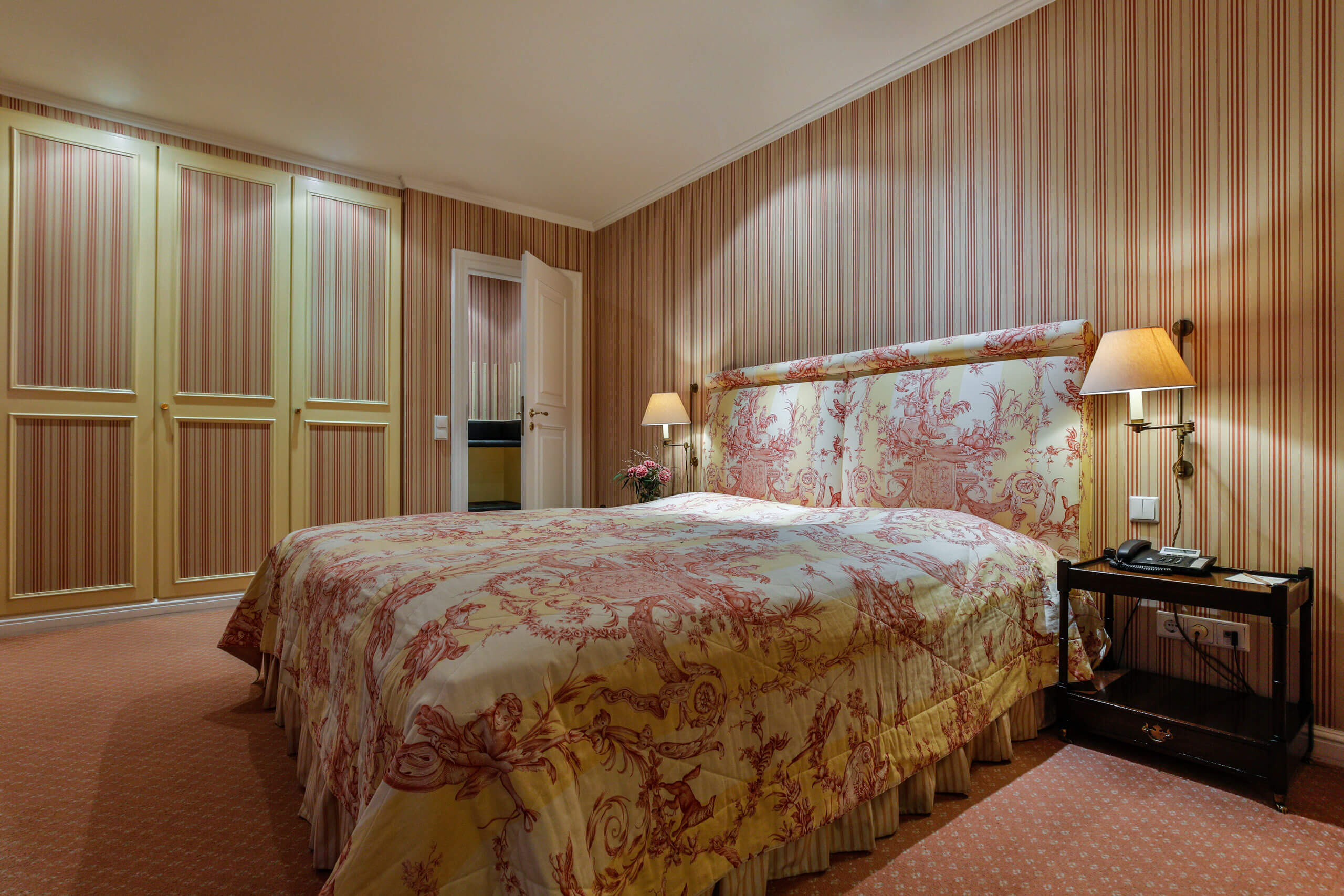 Ein Bett mit floralem Muster in einem Raum