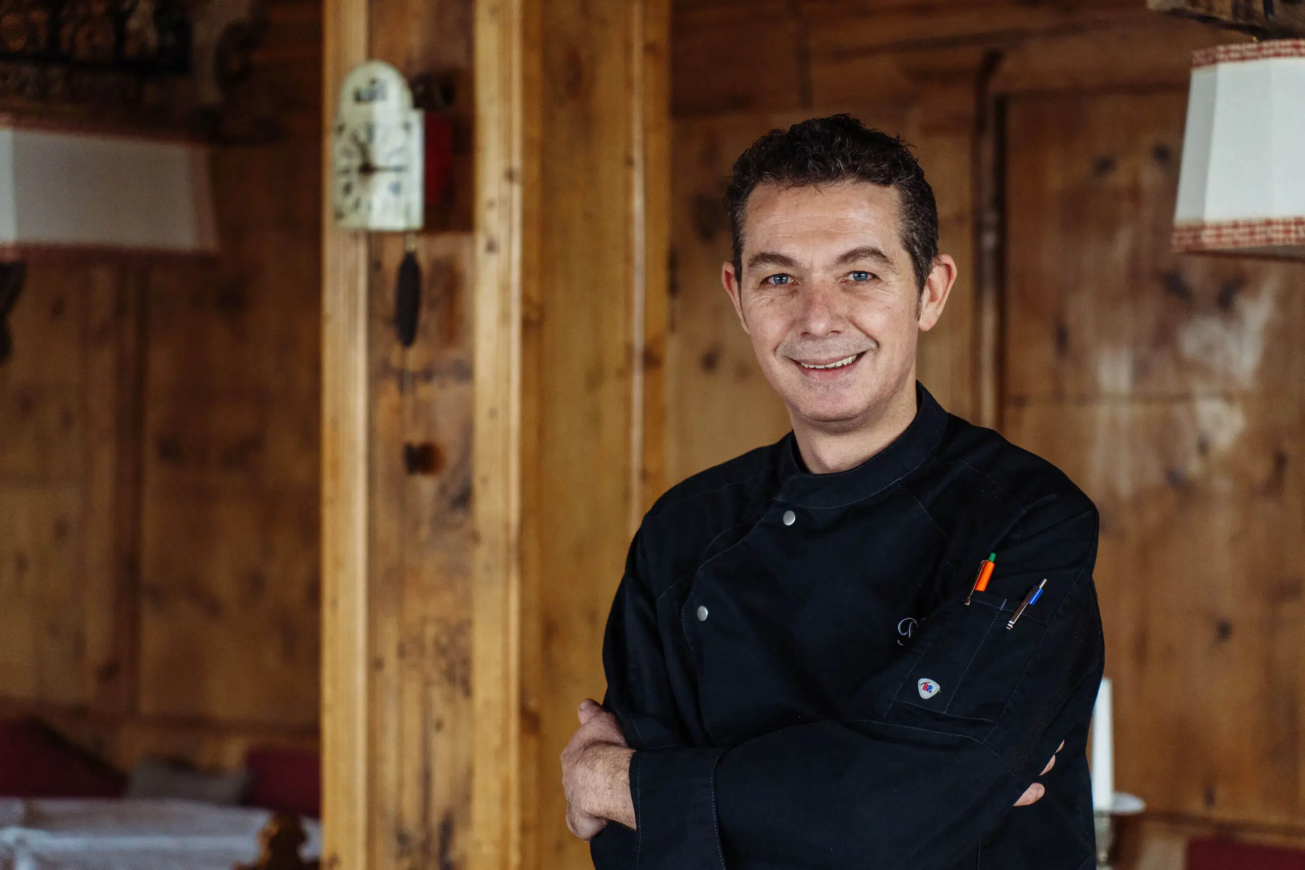Koch in traditioneller Umgebung, spezialisiert auf touristische Gastronomie.
