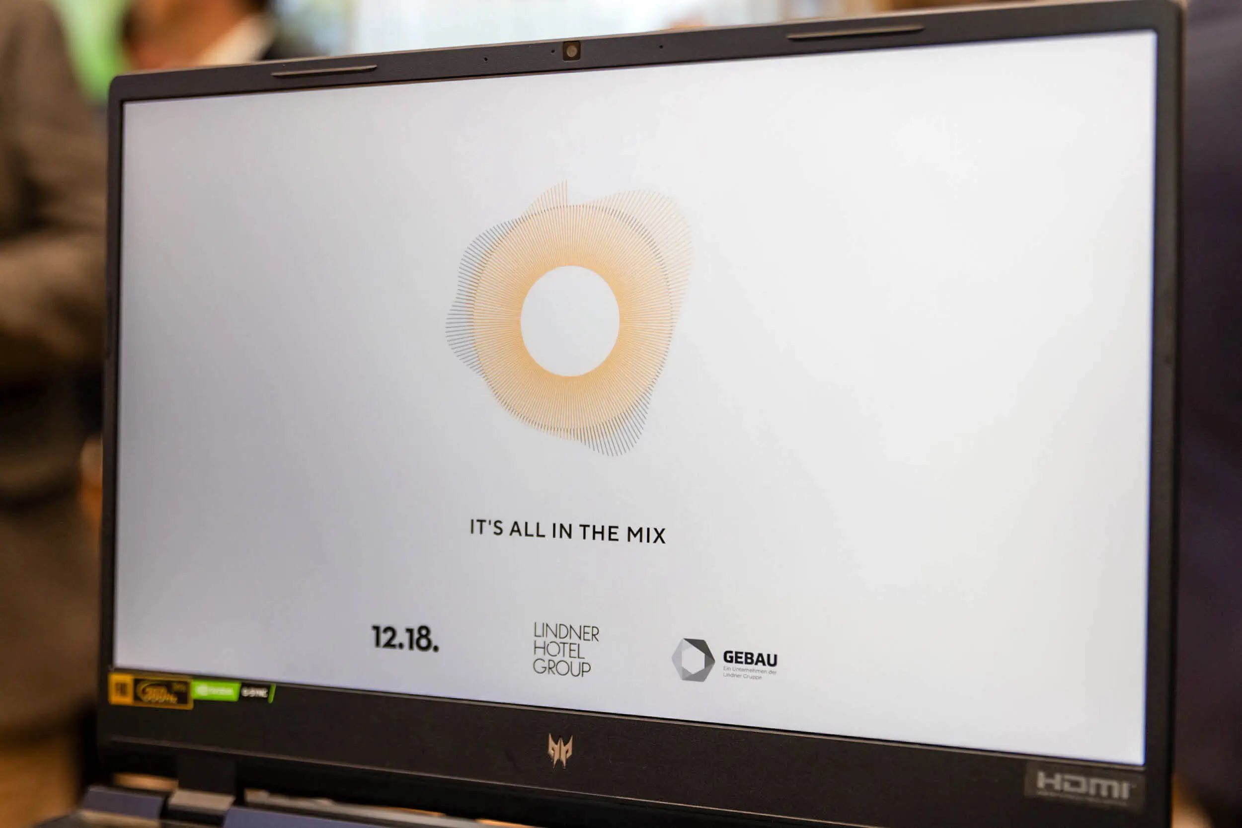 Werbegrafik auf einem Laptop für eine Veranstaltung von Lindner Hotel Group und Gebau.