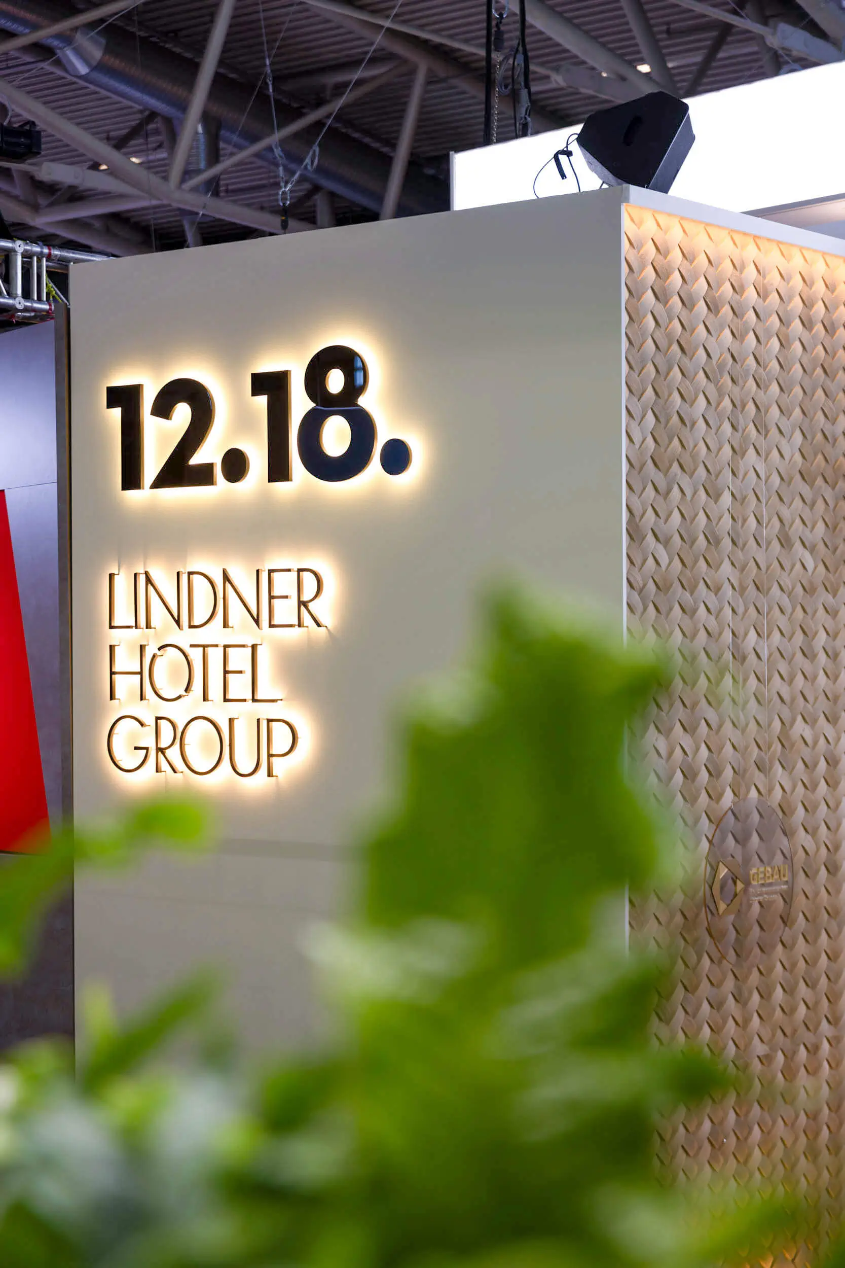 Leuchtender 12.18.-Messestand der Lindner Hotel Group auf einer Messe.