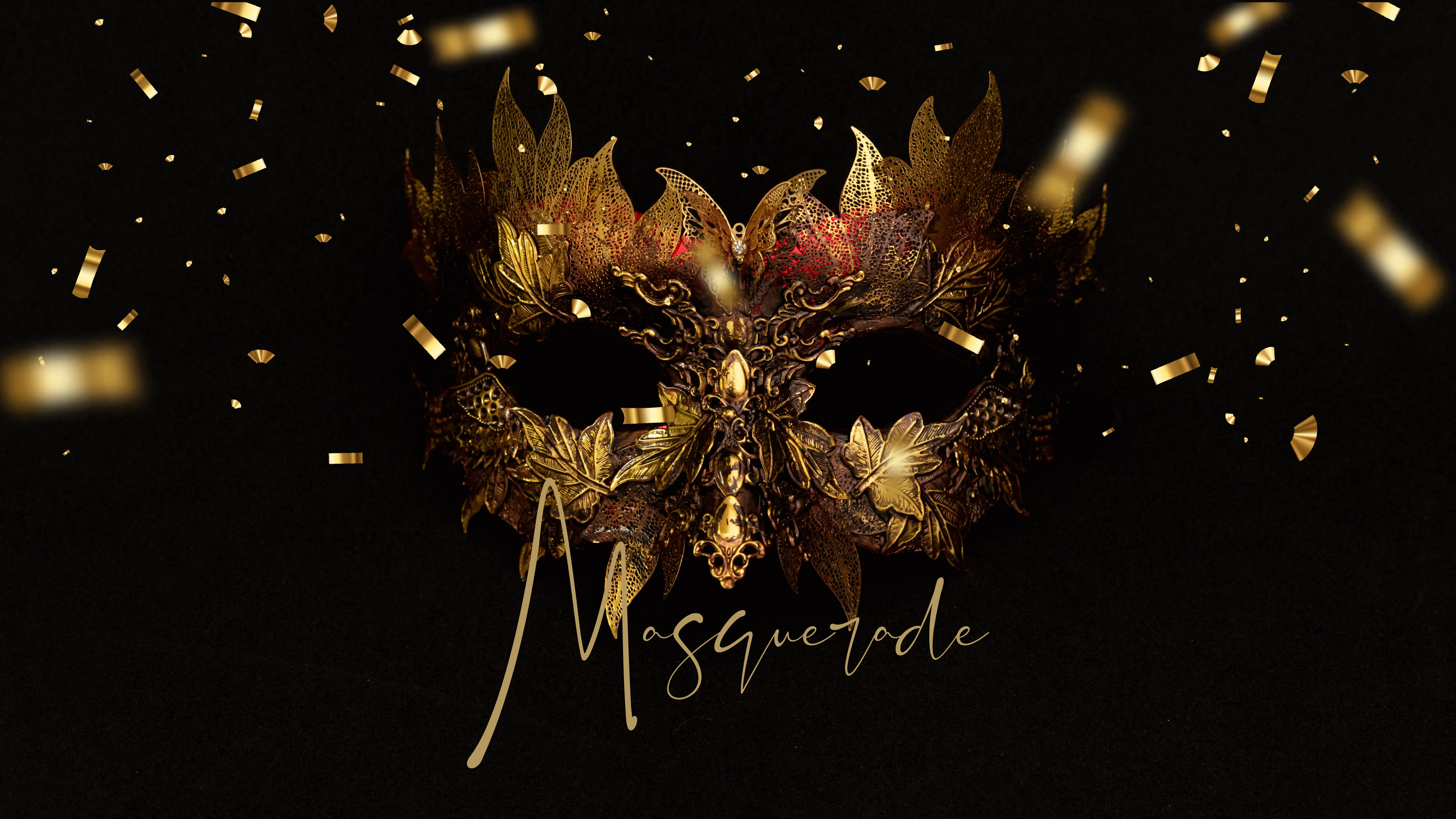 Prächtige goldene Maskerade-Maske mit dekorativen Blättern und Schmetterlingen vor einem schwarzen Hintergrund.