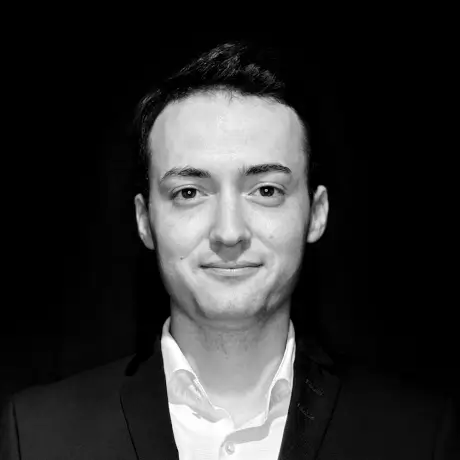 Junger Mann in Anzug - Teil unseres Teams