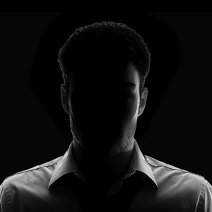 Ein Mann mit seinem Gesicht im Dunkeln