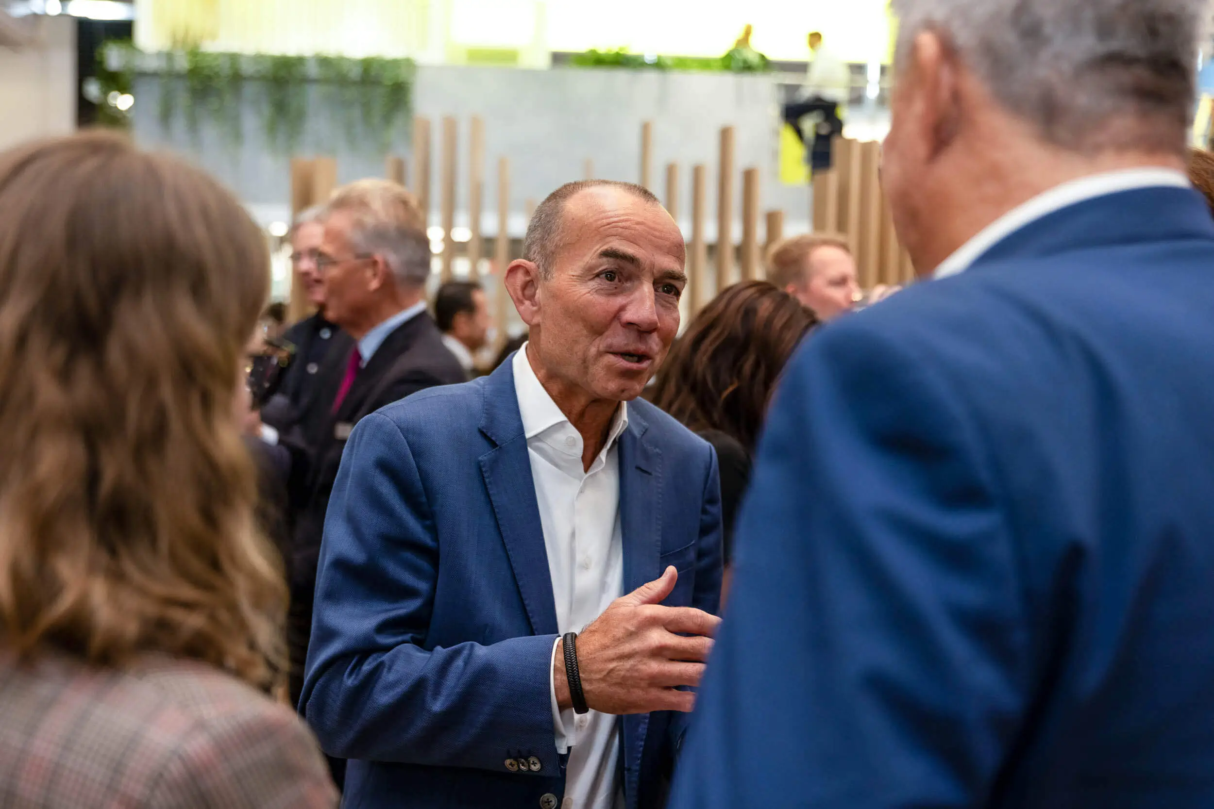 Menschen unterhalten sich auf einer Business-Netzwerkveranstaltung.