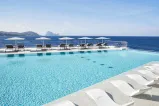 Pool mit Sonnenliegen und Meerblick, ideal für touristische Immobilien