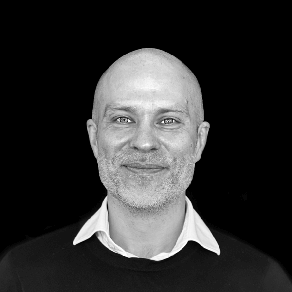 Ein Mann lächelt für ein Bild, aufgenommen von 12.18 Investment Management GmbH