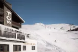 Gebäude mit Skilift und Person beim Ski fahren am Berg nahe MOUNTAIN SPA