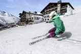Person beim Skifahren auf einer Piste im Skiort RPA
