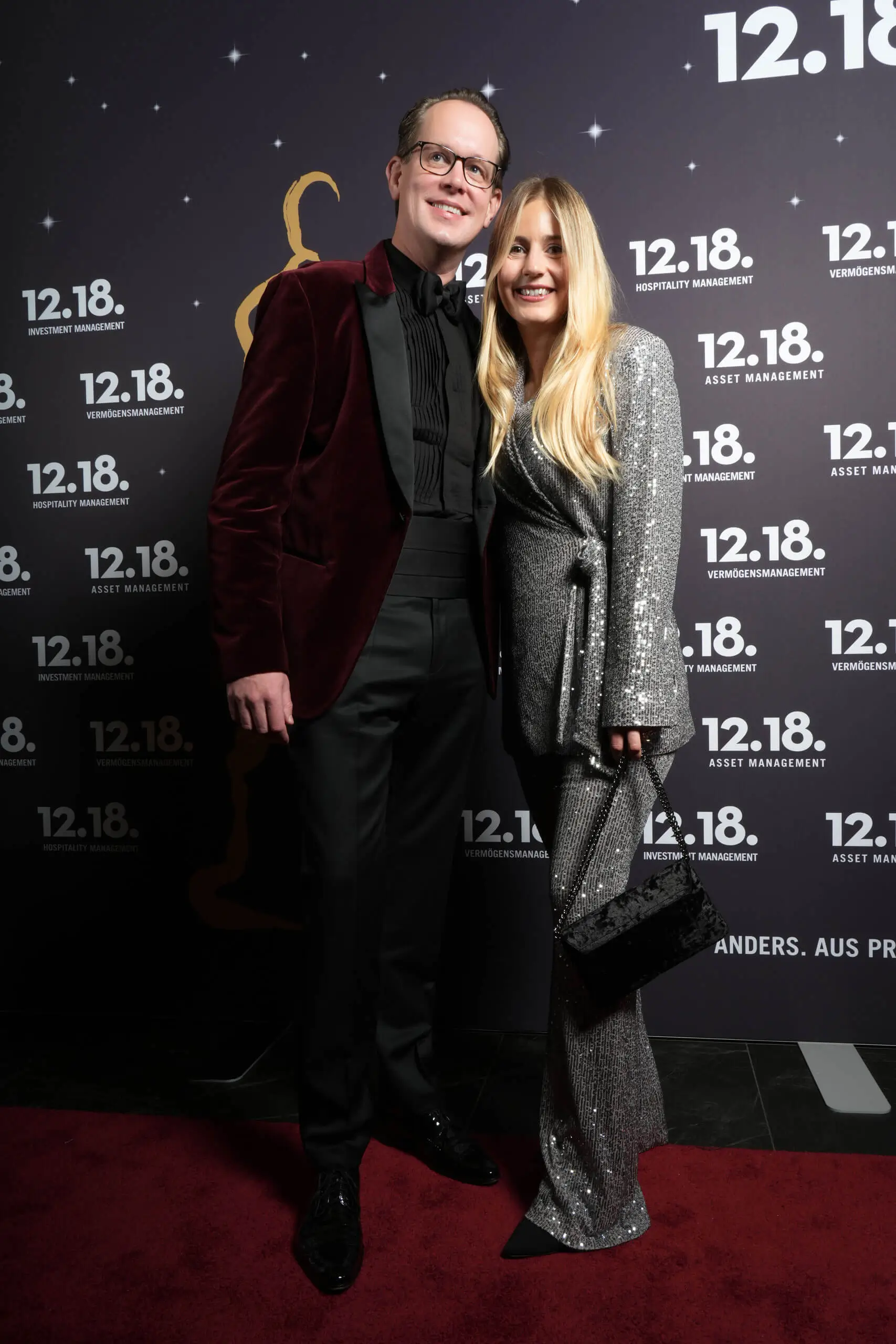 Ein Paar in eleganten Outfits bei einer Gala-Veranstaltung, das Stil und Raffinesse zeigt.